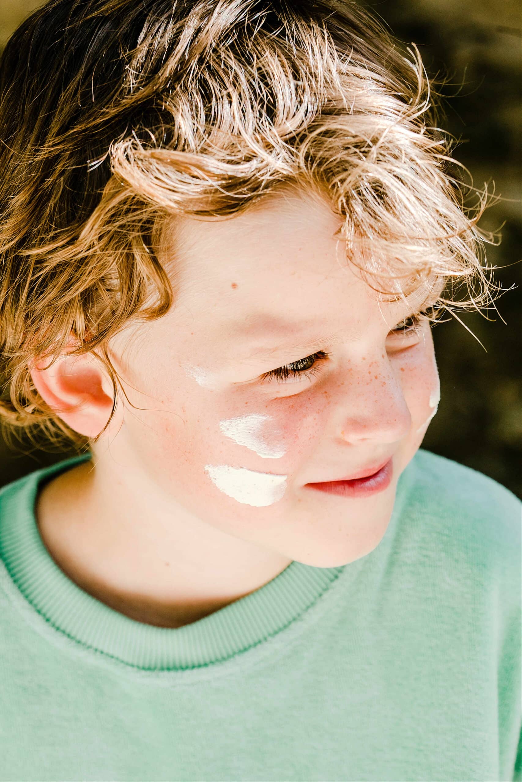 enfant avec baume solaire sur les joues